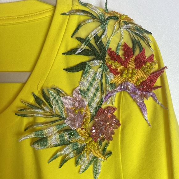 AZI Women's Yellow Top Flower Beaded Embroidered Design Short Sleeve Size L NEW - Picture 2 of 11